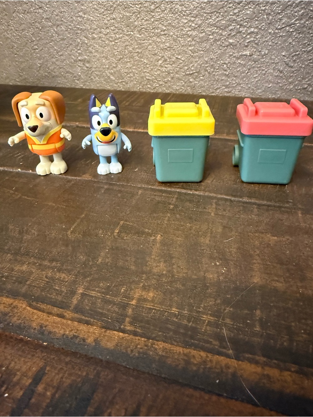 Bluey & The Bin Man Garbage Truck and accessories - Picture 3 of 15